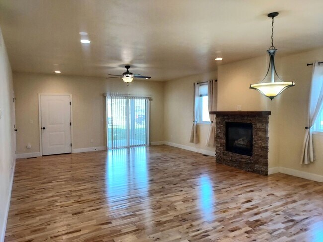 Foto del edificio - 3 bedroom 2 bath home in Manhattan