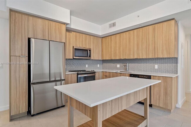 Building Photo - 2150 N Bayshore Drive Unit 1709