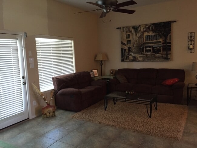 Building Photo - YUMA EAST ESTATES POOL HOME!