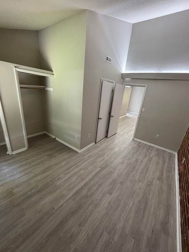 Foto del edificio - 2 Bedrooms / 1.5 Bathrooms ~ Crossroads Area ~