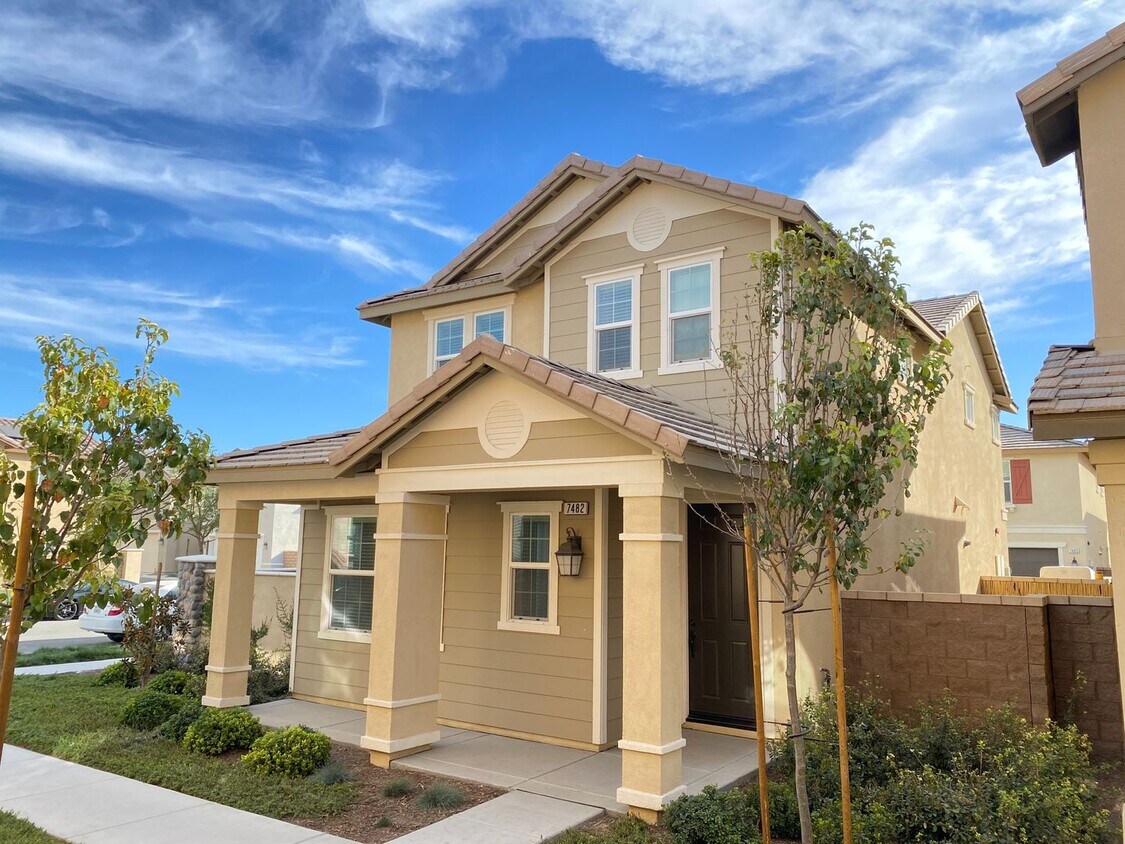 Primary Photo - 4 bedroom home for lease in Chino