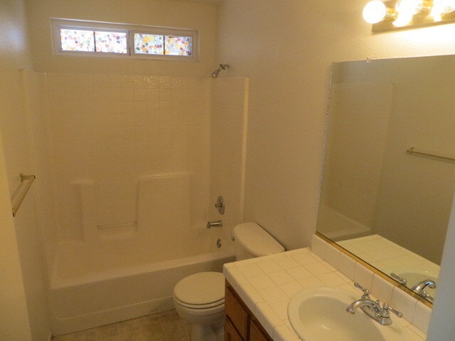 Building Photo - Kerman Westside Home, 3+BR/2BA, Built 2002 - Lots of Amenities!