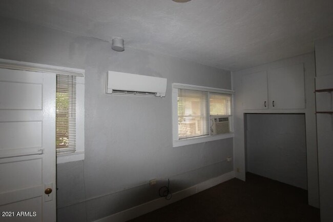 Building Photo - 903 S Ash Ave