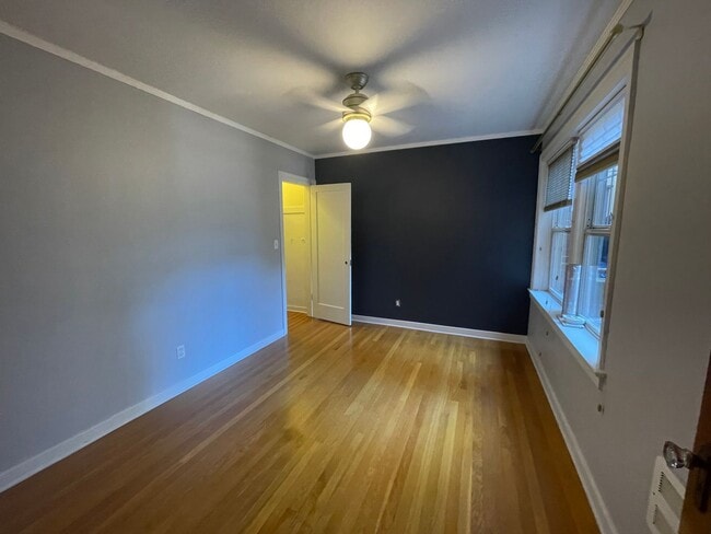 Building Photo - Queens Court Large Charming 1 Bedroom Available Now! Highly Desirable Queen Anne Location