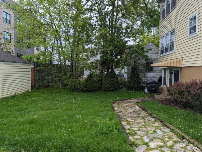 Foto del edificio - Large 1 Bedroom Plus Den