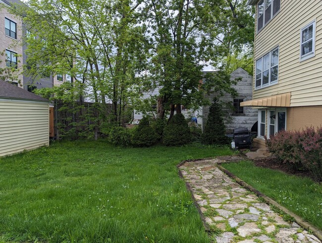 Building Photo - Large 1 Bedroom Plus Den