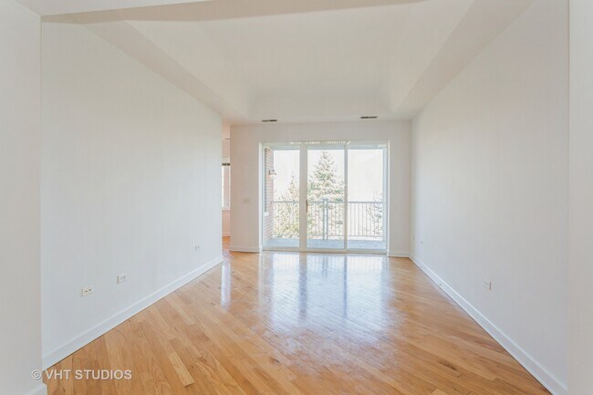 Building Photo - 2660 Summit Dr