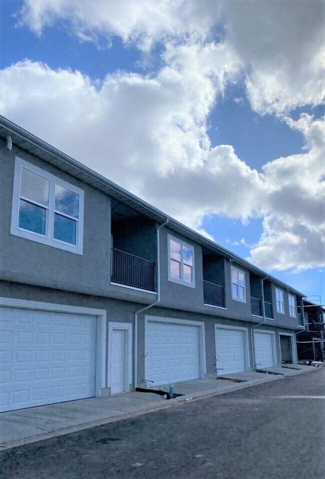 Building Photo - 2 Weeks Free Rent – 1 Bed 2 Bath Townhome in Clearfield w/ Flex Room!
