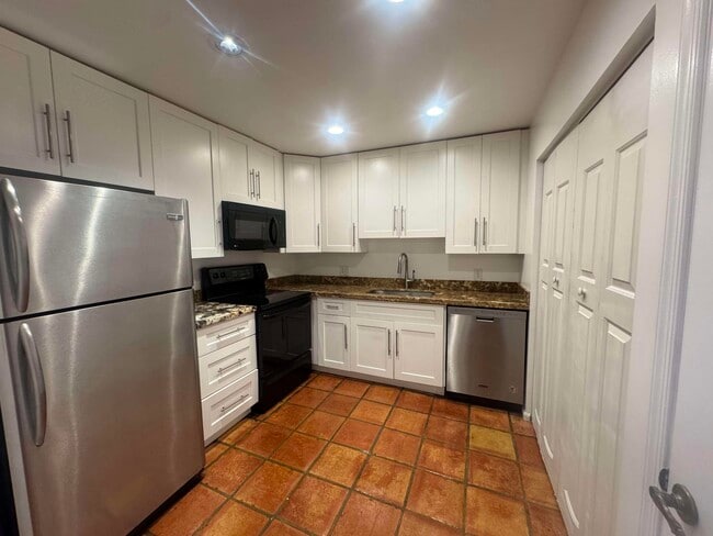 Building Photo - 1047 Manor Dr