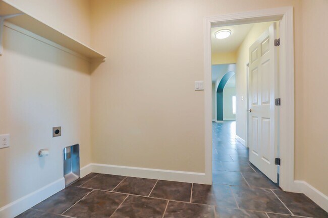 Building Photo - Spacious & Modern 4 Bed 3 Bath Home - Pet ...