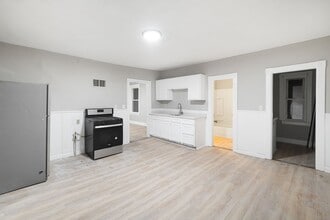 Building Photo - 138 Elm St