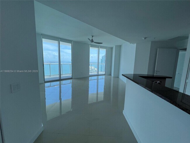 Foto del edificio - 300 S Biscayne Blvd