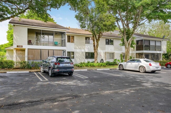 Building Photo - 709 Gardens Dr