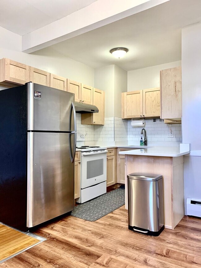 Building Photo - NO FEE!   HEAT, HW INCLUDED!!   WASHINGTON SQ 2 BED AVAIL 9/1