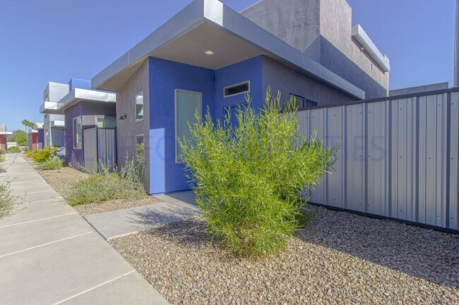 Building Photo - Modern 2-story home, Central!