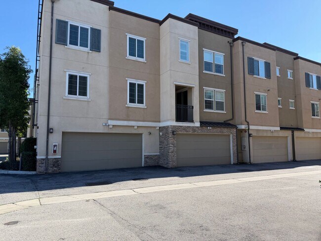 Building Photo - Modern, Spacious 3BR/4BA Home with Exceptional Freeway Access & Nearby Nature