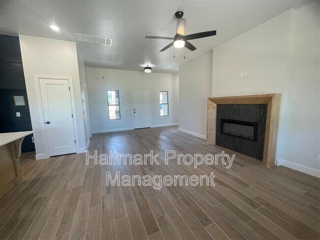 Foto del edificio - 5012 Misty Wood Ln