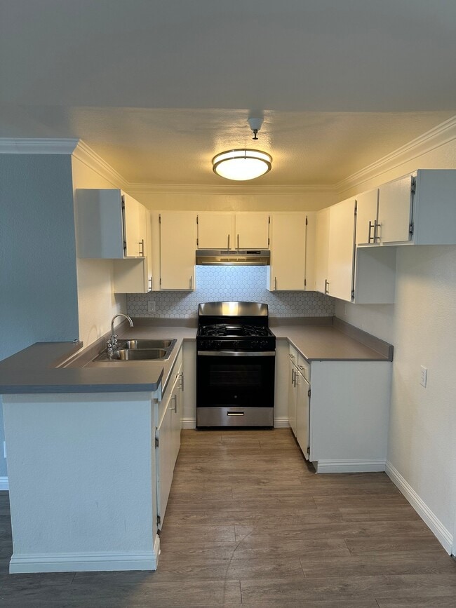 Building Photo - 5811 Tujunga Ave