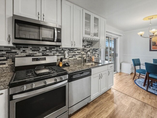 Foto del edificio - Furnished 4BD 2BA Home with Two kitchens, Basement, and Garage!