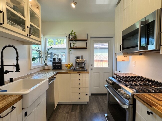 Foto del edificio - Charming, Remodeled Home with Backyard Studio, Lush Garden, and Chef’s Kitchen Near SDSU