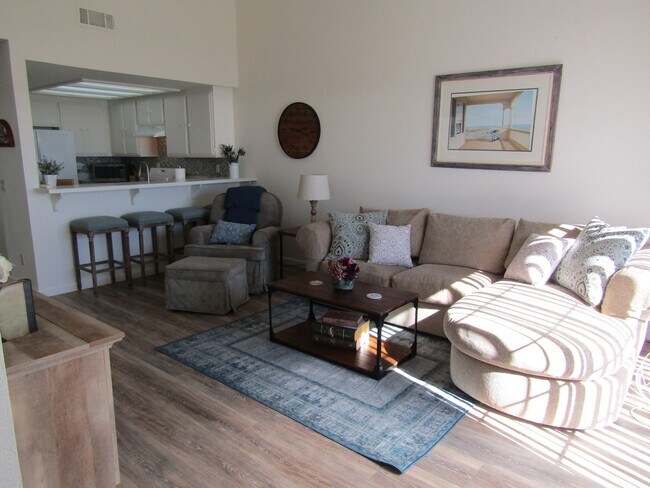 Building Photo - Updated Fully Furnished Condo in Premium L...