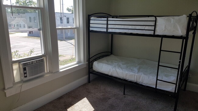 Building Photo - 1032 Perry St