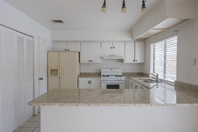 Building Photo - 1703 Calle Paz Pl