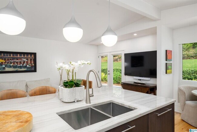 Foto del edificio - Mountain Brook 5 Bedroom, 3 Bath with Finished Lower Level