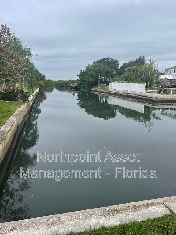 Foto del edificio - 8771 Bay Pointe Dr