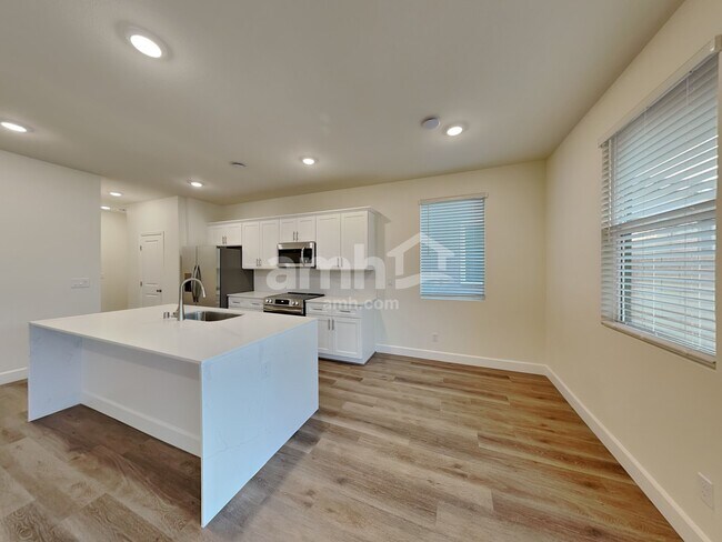 Building Photo - 8876 Dwarf Chin Ave