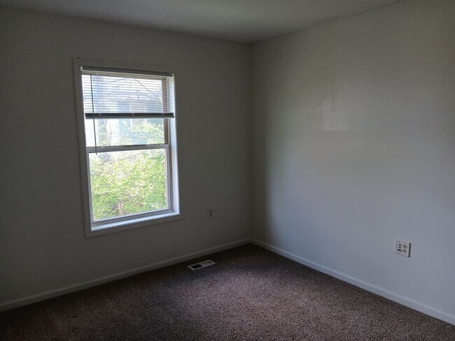 Building Photo - For Rent: 4-bedroom 2-bathroom single family home! Available NOW!