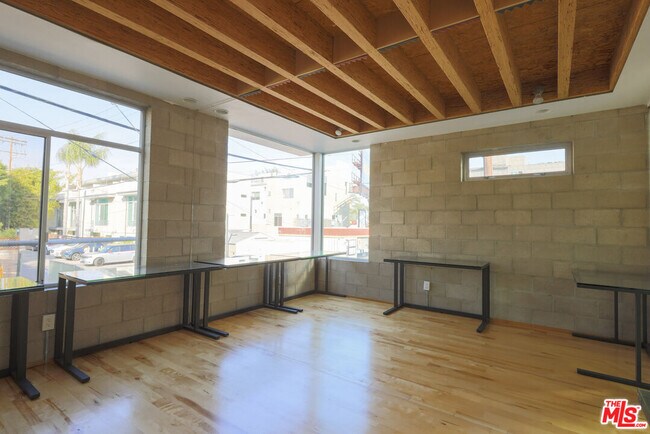 Foto del edificio - 6615 Melrose Ave
