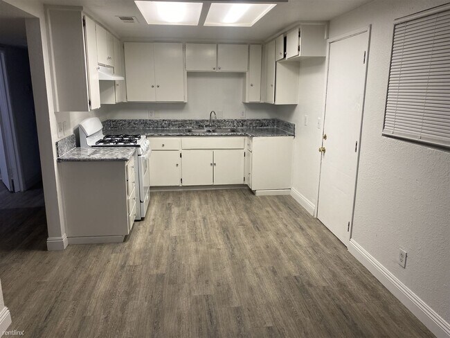 Building Photo - 3 br, 2 bath Duplex - 610 C Street 610