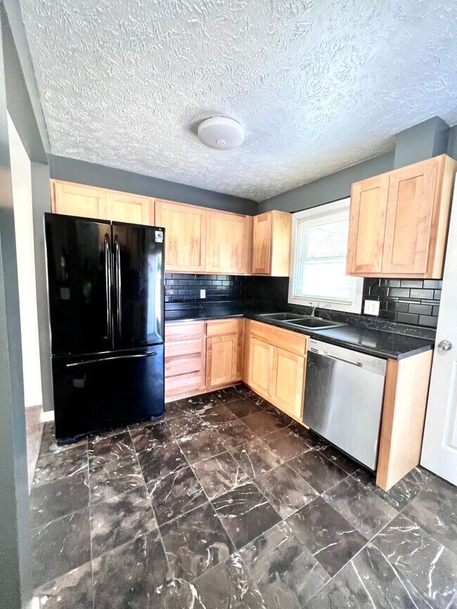 Foto del edificio - Beautiful 3 bed, 2 bath, 2 car garage