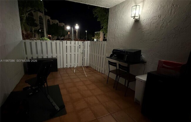 Building Photo - 9437 Fontainebleau Blvd