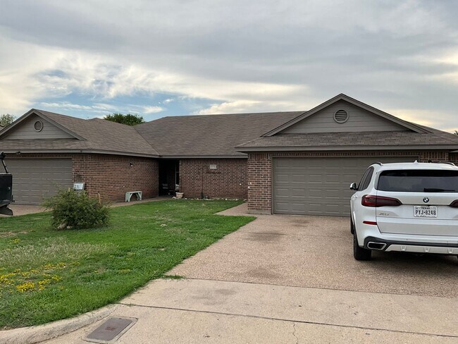 Foto del edificio - 10220 Lilac Ln