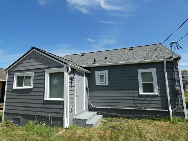 Building Photo - Charmingly Cozy