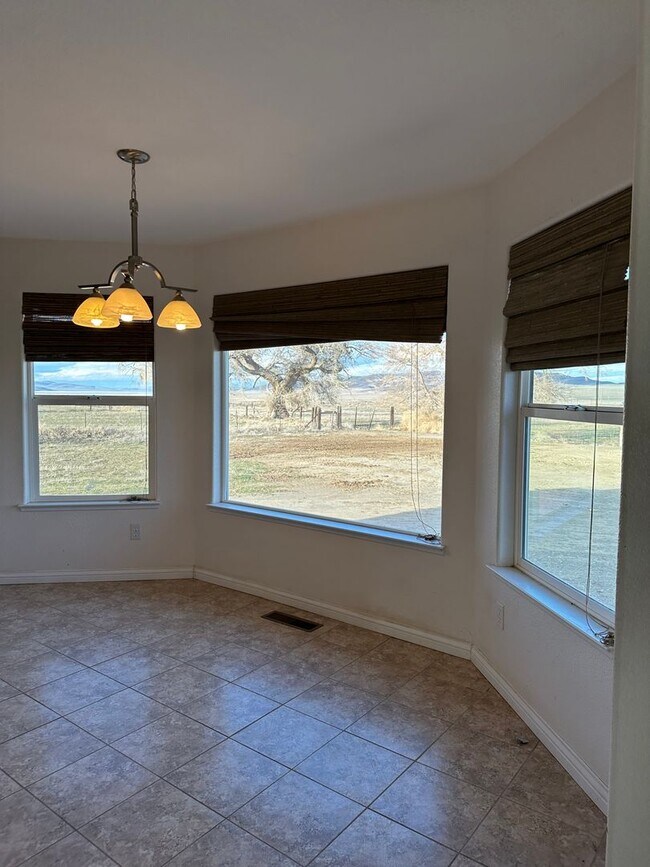 Foto del edificio - Fully Furnished home with horse Property f...