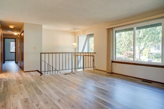 Building Photo - Remodeled Kent East Hill Split level