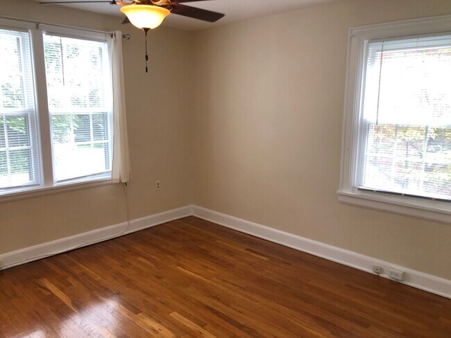 bedroom - 17 W Leicester St