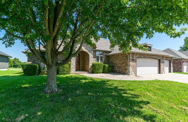 Building Photo - 4 bedroom, 2 bathroom home in Deer Lake Es...