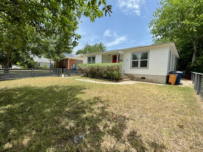 Front/ fenced yard - 1404 Kinney Ave
