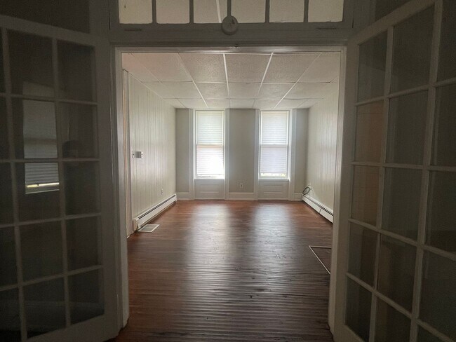 Foto del edificio - 404 E Market St