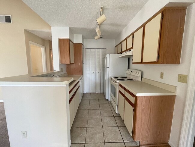 Building Photo - METRO WEST 2 BEDROOM 2 BATH CONDO FOR RENT...