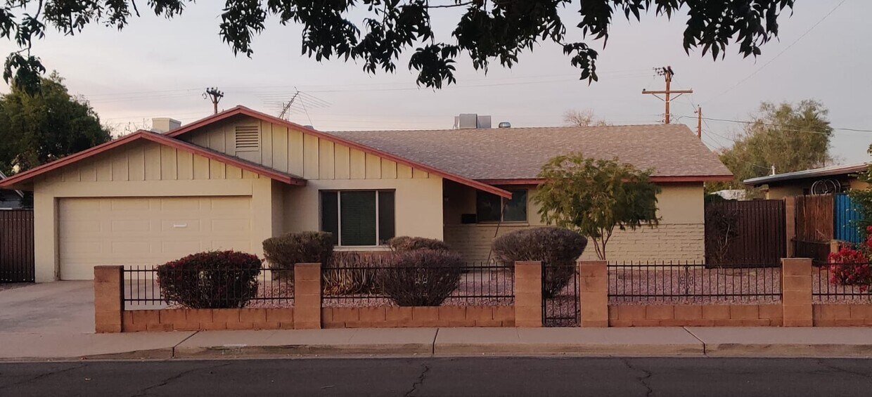 Primary Photo - 1260 E Alameda Dr