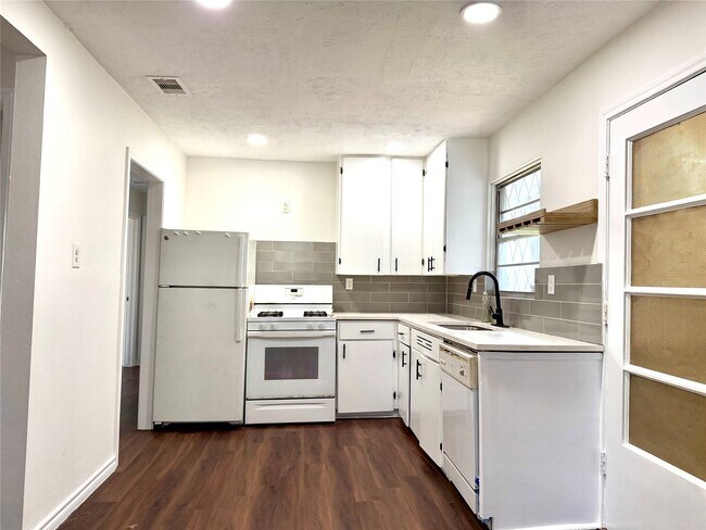 Foto del edificio - 5422 Timber Creek Dr