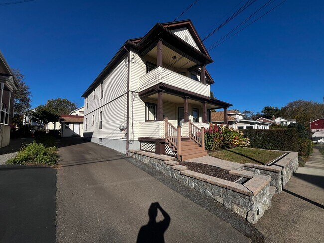 Foto del edificio - Inviting 2-Bedroom 2nd Floor Apartment in ...