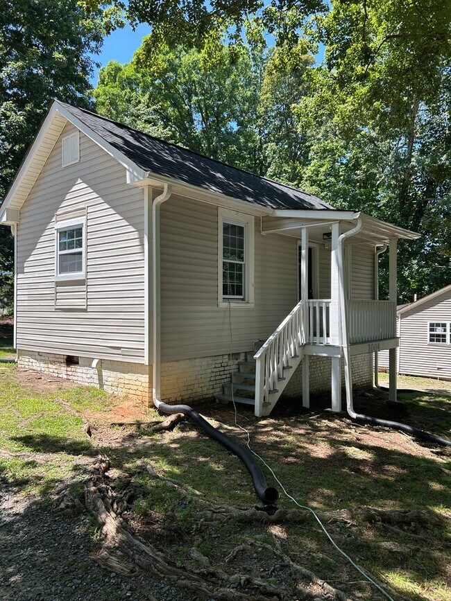 Building Photo - 1004 Cayuga St
