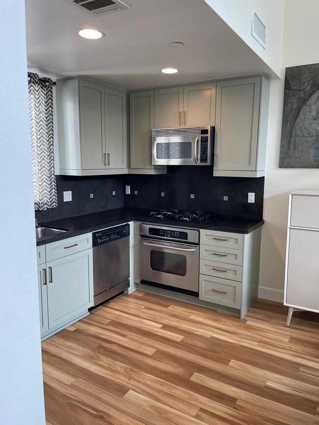 Kitchen - 2399 Silver Lake Blvd