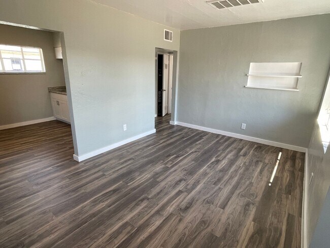 Foto del edificio - OPEN HOUSE! Remodeled Two Bedroom, End Unit with A/C and Large Fenced Yard